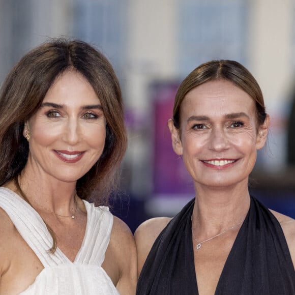 Elsa Zylberstein et Sandrine Bonnaire lors de la première du film "L'amour c'est mieux que la vie" lors de la 47éme édition du Festival du Cinéma Américain de Deauville le 9 septembre 2021. © Olivier Borde / Bestimage