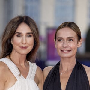 Elsa Zylberstein et Sandrine Bonnaire lors de la première du film "L'amour c'est mieux que la vie" lors de la 47éme édition du Festival du Cinéma Américain de Deauville le 9 septembre 2021. © Olivier Borde / Bestimage