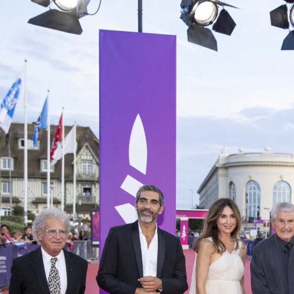 Laurent Dassault, Ari Abittan, Elsa Zylberstein, Claude Lelouch, Sandrine Bonnaire, Gérard Darmon, Philippe Lellouche et Xavier Inbona lors de la première du film "L'amour c'est mieux que la vie" lors de la 47éme édition du Festival du Cinéma Américain de Deauville le 9 septembre 2021. © Olivier Borde / Bestimage