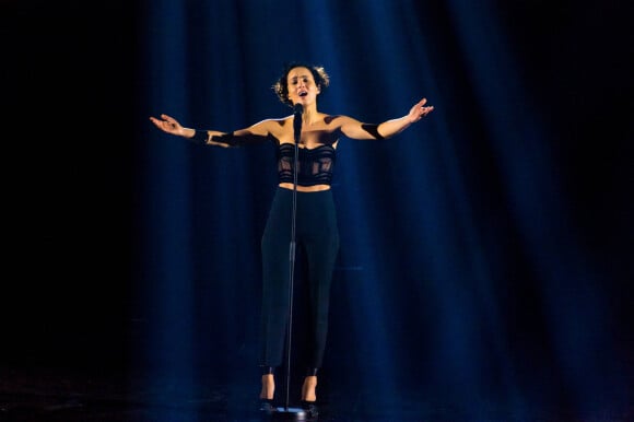 La française Barbara Pravi chante "Voila" lors des répétitions pour la finale de l'Eurovision au stade Ahoy à Rotterdam, le 21 mai 2021. 