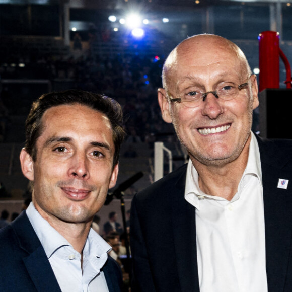 Jean Baptiste Djebbari - ministre aupres de la ministre de la Transition ecologique , charge des Transports et Bernard Laporte - People et politiques se retrouvent au gala de boxe "La Conquête" au stade Roland Garros à Paris le 10 septembre 2021 © JB Autissier / Panoramic / Bestimage 