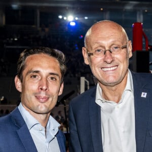 Jean Baptiste Djebbari - ministre aupres de la ministre de la Transition ecologique , charge des Transports et Bernard Laporte - People et politiques se retrouvent au gala de boxe "La Conquête" au stade Roland Garros à Paris le 10 septembre 2021 © JB Autissier / Panoramic / Bestimage 