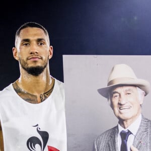 joie de Tony Yoka (Fra) HeavyWeight posant avec le portrait de Jean Paul Belmondo - Tony Yoka s'impose par K.O. au 7ème round face à Petar Milas lors du gala de boxe "La Conquête" au stade Roland Garros à Paris le 10 septembre 2021. © JB Autissier / Panoramic / Bestimage 