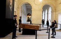 Hommage national à Jean-Paul Belmondo : "Je ne sais pas si ça lui aurait plu...", une ex partenaire réagit