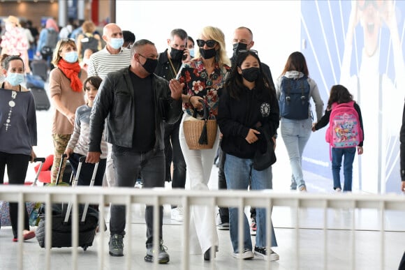 Laeticia Hallyday, son compagnon Jalil Lespert et sa fille Joy arrivent à l'aéroport d'Orly accompagnés de Carl (chauffeur). Le 7 juillet 2021.