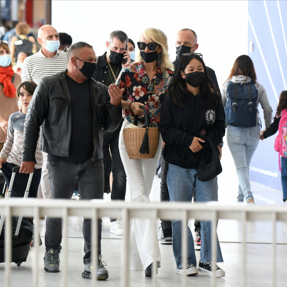 Laeticia Hallyday, son compagnon Jalil Lespert et sa fille Joy arrivent à l'aéroport d'Orly accompagnés de Carl (chauffeur). Le 7 juillet 2021.
