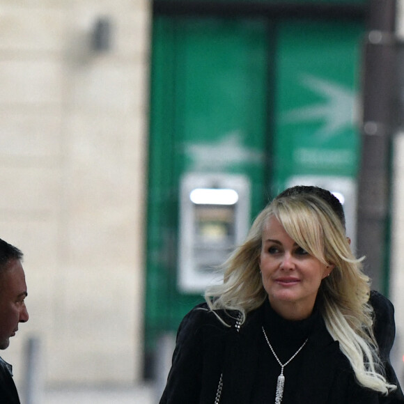 Laeticia Hallyday et son compagnon Jalil Lespert sont allés dîner, en compagnie de Yannick Bolloré et sa femme Chloé Bouygues, au restaurant Mun sur les Champs-Elysées à Paris. Le 6 juillet 2021.