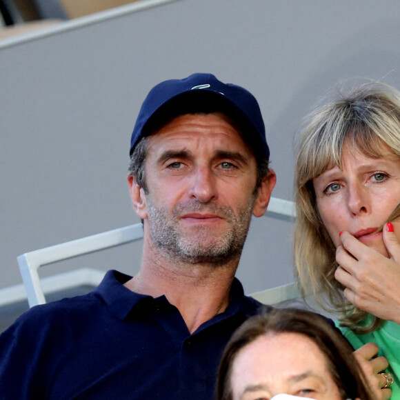 Karin Viard et son compagnon Manuel Herrero dans les tribunes des Internationaux de France de Roland Garros à Paris le 11 juin 2021. © Dominique Jacovides / Bestimage 