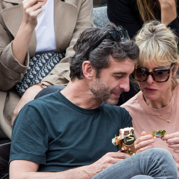 Karin Viard et son ancien compagnon (voir vendeur pour infos) - People dans les tribunes lors de la finale messieurs des internationaux de France de tennis de Roland Garros 2019 à Paris le 9 juin 2019. © Jacovides-Moreau/Bestimage 