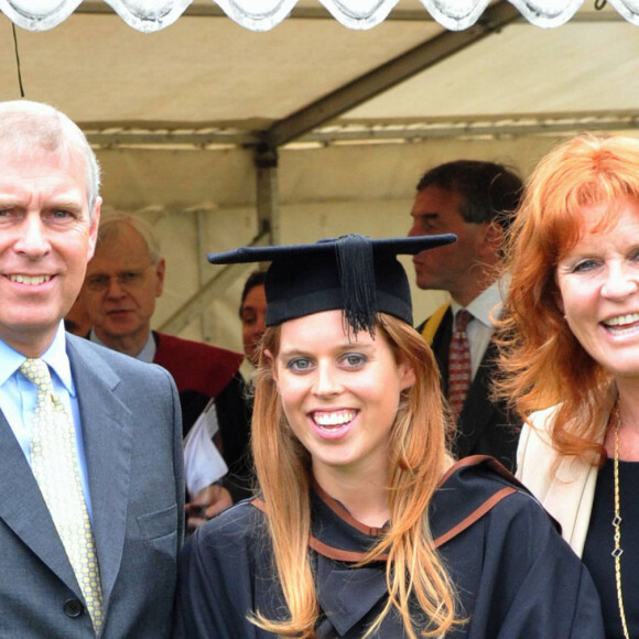 Le prince Andrew et Sarah Ferguson avec leur fille la princesse Beatrice le jour de sa remise de diplôme à Londres en 2011.