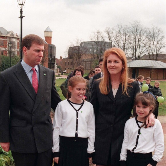 Le prince Andrew, duc d'York, son ex-femme Sarah Ferguson, duchesse d'York, et leurs filles la princesse Eugenie et la princesse Beatrice à Windsor. Le 26 mars 1999