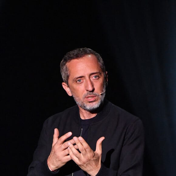 Gad Elmaleh joue son spectacle "D'ailleurs" au centre événementiel de Courbevoie le 7 septembre 2021. 6 ans après " Sans tambour " et une tournée internationale avec un spectacle en anglais dans plus de 15 pays, Gad Elmaleh est de retour avec un one-man show inédit : "D'ailleurs" © Lionel Urman / Bestimage