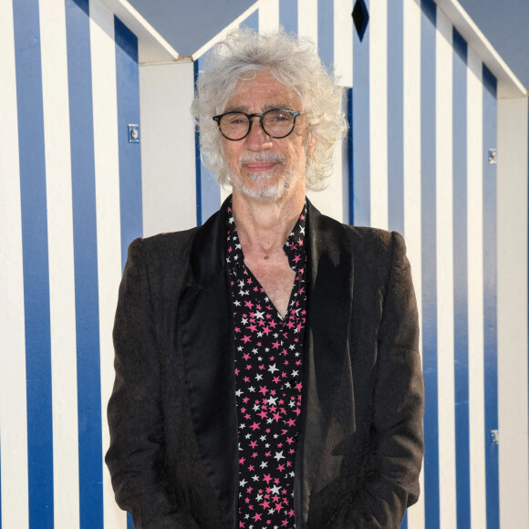 Louis Bertignac lors du photocall du jury du 35ème festival de Cabourg le 10 juin 2021. © Coadic Guirec / Bestimage 