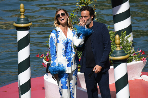 Anthony Delon et Sveva Alvit arrivent à l'hôtel Excelsior lors de la 77e édition du Festival international du film de Venise (Mostra) le 2 septembre 2020.