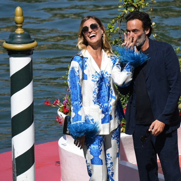 Anthony Delon et Sveva Alvit arrivent à l'hôtel Excelsior lors de la 77e édition du Festival international du film de Venise (Mostra) le 2 septembre 2020.