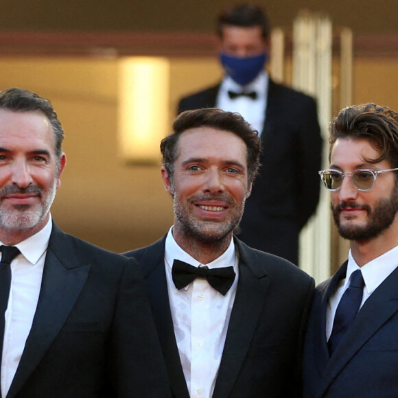 Fatou N'Diaye, Jean Dujardin, Nicolas Bedos, Pierre Niney, Natacha Lindinger - Montée des marches du film "OSS 117 : Alerte rouge en Afrique Noire" lors du 74e Festival de Cannes. Le 17 juillet 2021. © Borde-Jacovides-Moreau / Bestimage