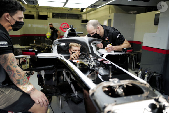 Mick Schumacher, nouveau pilote de l'écurie Haas, lors des préparatifs pour le Grand Prix de Formule 1 de Sakhir. Le 2 décembre 2020 © Motorsport Images / Panoramic / Bestimage