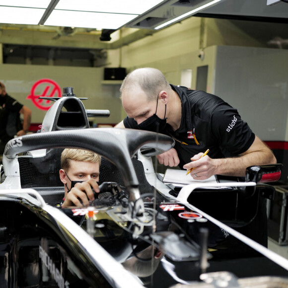 Mick Schumacher, nouveau pilote de l'écurie Haas, lors des préparatifs pour le Grand Prix de Formule 1 de Sakhir. Le 2 décembre 2020 © Motorsport Images / Panoramic / Bestimage