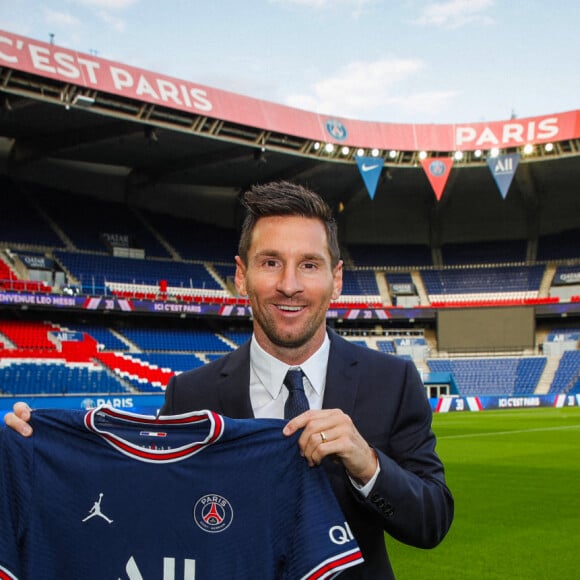 Lionel Messi rejoint le PSG sous le maillot numéro 30 et donne une conférence de presse au Parc des Princes à Paris, le 11 août 2021. © G. Gavelle / PSG via Bestimage
