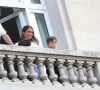 Lionel Leo Messi, sa femme Antonella Roccuzzo et leurs enfants Thiago et Mateo saluent les nombreux fans du PSG sur la terrasse de leur balcon à l'hôtel Royal Monceau à Parisle 10 août 2021. © Tiziano da Silva / Bestimage