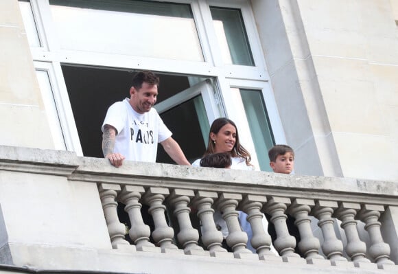 Lionel Leo Messi, sa femme Antonella Roccuzzo et leurs enfants Thiago et Mateo saluent les nombreux fans du PSG sur la terrasse de leur balcon à l'hôtel Royal Monceau à Parisle 10 août 2021. © Tiziano da Silva / Bestimage