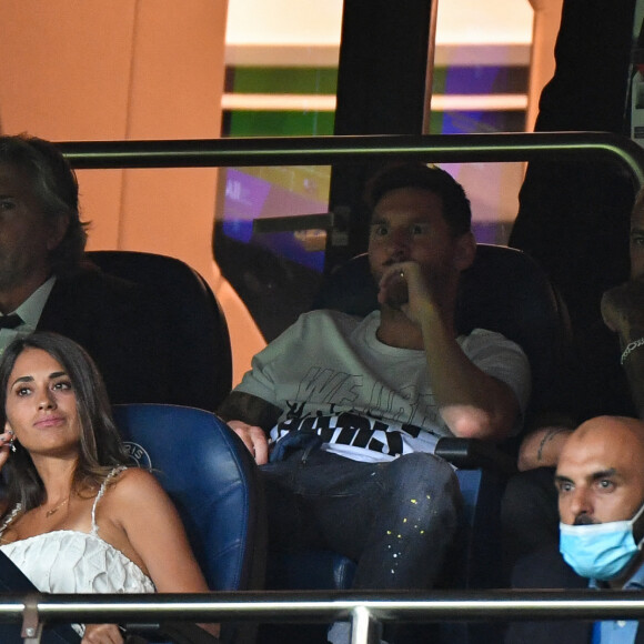Antonella Roccuzzo, Lionel Leo Messi, Neymar dans les tribunes - Match de football en ligue 1 Uber Eats : Le PSG (Paris Saint-Germain) remporte la victoire 4-2 contre Strasbourg au Parc des Princes le 14 août 2021. © Lionel Urman / Panoramic / Bestimage