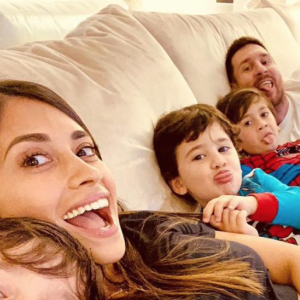 Lionel Messi, son épouse Antonela Roccuzzo et leurs trois fils Ciro, Mateo et Thiago. Février 2021.