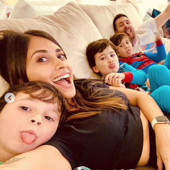 Lionel Messi, son épouse Antonela Roccuzzo et leurs trois fils Ciro, Mateo et Thiago. Février 2021.