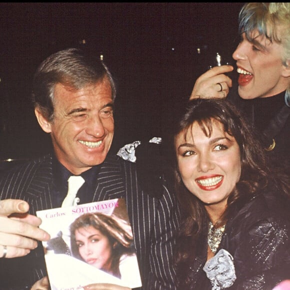 Jean-Paul Belmondo et Carlos Sotto Mayor avec Serge Gainsbourg, Guy Marchand et Coluche en soirée à Paris en 1985.