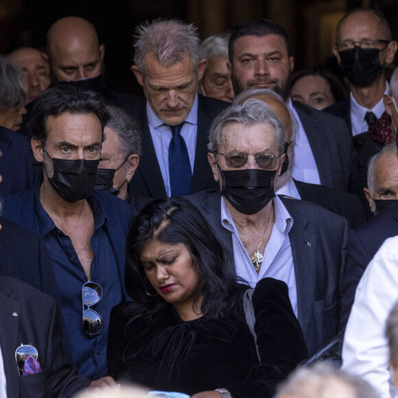 Anthony Delon, Michel Drucker, Alain Delon, Alain Terzian,Paul-Loup Sulitzer et sa compagne Supriya Answya Devi Rathoar - Obsèques de Jean-Paul Belmondo en l'église Saint-Germain-des-Prés, à Paris le 10 septembre 2021. © Cyril Moreau / Bestimage