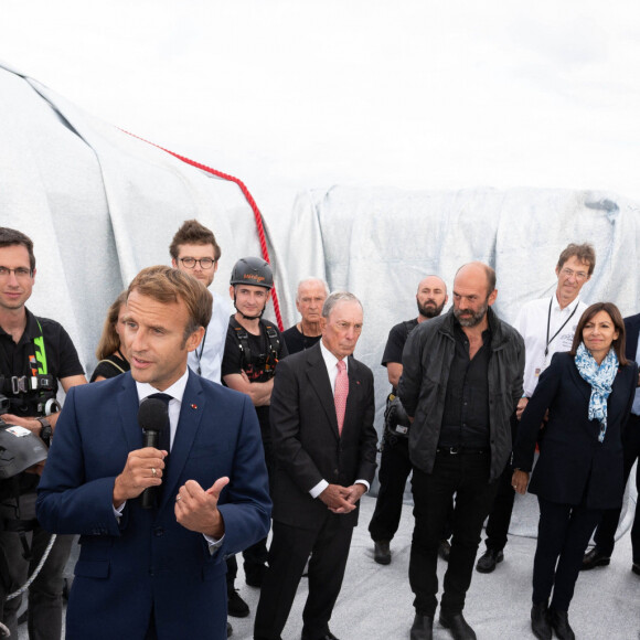 Michael Bloomberg, Vladimir Javacheff, le neveu de Christo, Anne Hidalgo, maire de Paris, Jack Lang et sa femme Monique, Brigitte Macron - Le président Emmanuel Macron visite l'Arc de Triomphe empaqueté par Christo et rencontre les entreprises qui ont participé au chantier à Paris le 16 septembre 2021. © Jacques Witt / Pool / Bestimage 