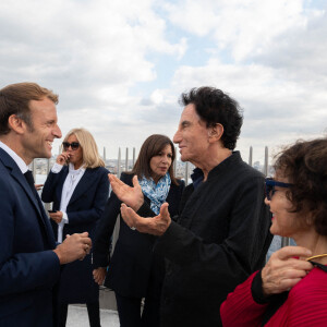 Vladimir Javacheff, le neveu de Christo, Brigitte Macron, Anne Hidalgo, maire de Paris, Jack Lang et sa femme Monique - Le président Emmanuel Macron visite l'Arc de Triomphe empaqueté par Christo et rencontre les entreprises qui ont participé au chantier à Paris le 16 septembre 2021. © Jacques Witt / Pool / Bestimage 