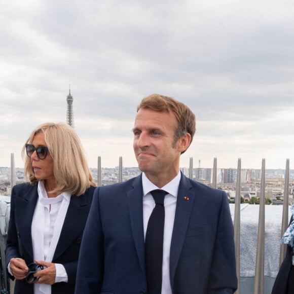 Brigitte Macron, Anne Hidalgo, maire de Paris, Michael Bloomberg - Le président Emmanuel Macron visite l'Arc de Triomphe empaqueté par Christo et rencontre les entreprises qui ont participé au chantier à Paris le 16 septembre 2021. © Jacques Witt / Pool / Bestimage 