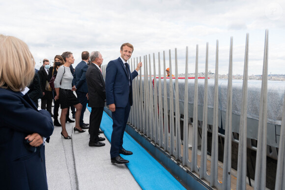 Michael Bloomberg - Le président Emmanuel Macron visite l'Arc de Triomphe empaqueté par Christo et rencontre les entreprises qui ont participé au chantier à Paris le 16 septembre 2021. © Jacques Witt / Pool / Bestimage 