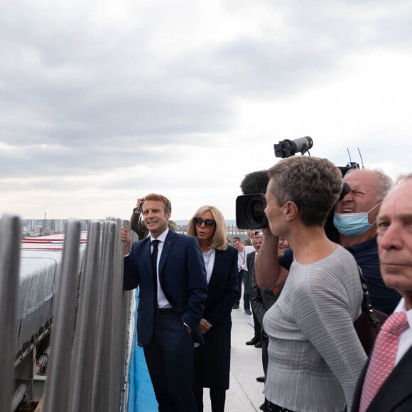 Brigitte Macron, Michael Bloomberg - Le président Emmanuel Macron visite l'Arc de Triomphe empaqueté par Christo et rencontre les entreprises qui ont participé au chantier à Paris le 16 septembre 2021. © Jacques Witt / Pool / Bestimage 