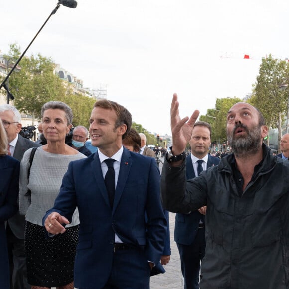 Brigitte Macron, Vladimir Javacheff, le neveu de Christo - Le président Emmanuel Macron visite l'Arc de Triomphe empaqueté par Christo et rencontre les entreprises qui ont participé au chantier à Paris le 16 septembre 2021. © Jacques Witt / Pool / Bestimage 