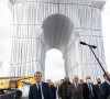 Brigitte Macron, Vladimir Javacheff, le neveu de Christo - Le président Emmanuel Macron visite l'Arc de Triomphe empaqueté par Christo et rencontre les entreprises qui ont participé au chantier à Paris le 16 septembre 2021. © Jacques Witt / Pool / Bestimage 