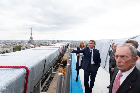 Michael Bloomberg - Le président Emmanuel Macron visite l'Arc de Triomphe empaqueté par Christo et rencontre les entreprises qui ont participé au chantier à Paris le 16 septembre 2021. © Jacques Witt / Pool / Bestimage 