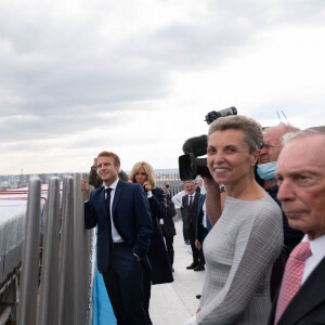 Brigitte Macron, Michael Bloomberg - Le président Emmanuel Macron visite l'Arc de Triomphe empaqueté par Christo et rencontre les entreprises qui ont participé au chantier à Paris le 16 septembre 2021. © Jacques Witt / Pool / Bestimage 