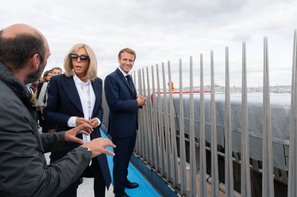 Brigitte Macron - Le président Emmanuel Macron visite l'Arc de Triomphe empaqueté par Christo et rencontre les entreprises qui ont participé au chantier à Paris le 16 septembre 2021. © Jacques Witt / Pool / Bestimage 