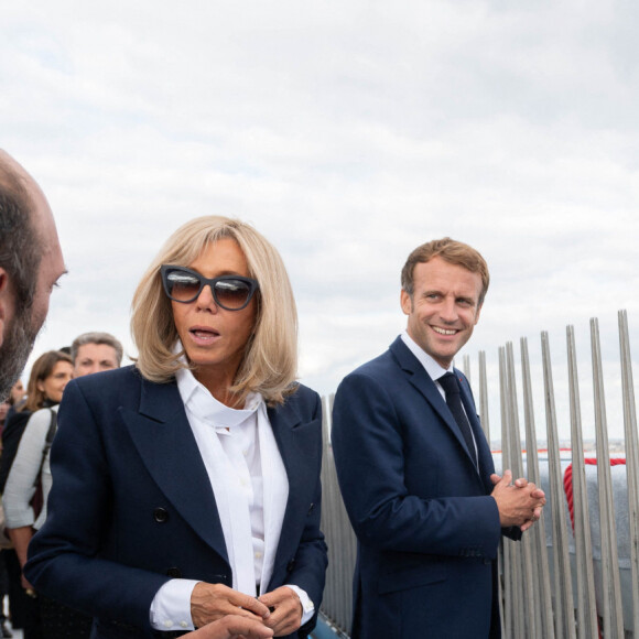 Brigitte Macron - Le président Emmanuel Macron visite l'Arc de Triomphe empaqueté par Christo et rencontre les entreprises qui ont participé au chantier à Paris le 16 septembre 2021. © Jacques Witt / Pool / Bestimage 