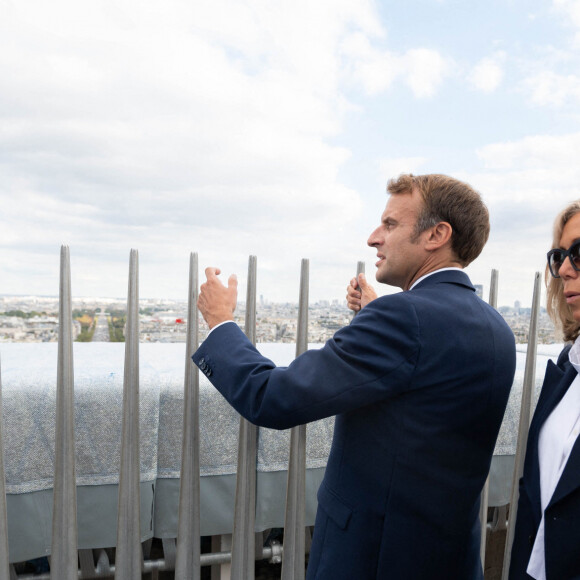 Brigitte Macron - Le président Emmanuel Macron visite l'Arc de Triomphe empaqueté par Christo et rencontre les entreprises qui ont participé au chantier à Paris le 16 septembre 2021. © Jacques Witt / Pool / Bestimage 