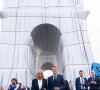 Roselyne Bachelot, ministre de la Culture, Brigitte Macron - Le président Emmanuel Macron visite l'Arc de Triomphe empaqueté par Christo et rencontre les entreprises qui ont participé au chantier à Paris. © Jacques Witt / Pool / Bestimage 