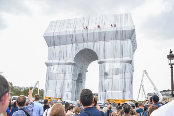 Inauguration de l'Arc de Triomphe emballé, oeuvre posthume de Christo, à Paris, France, le 19 septembre 2021. © Lionel Urman/Panoramic/Bestimage 