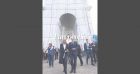Brigitte et Emmanuel Macron ébahis par l'Arc de Triomphe et le "rêve fou" de Christo