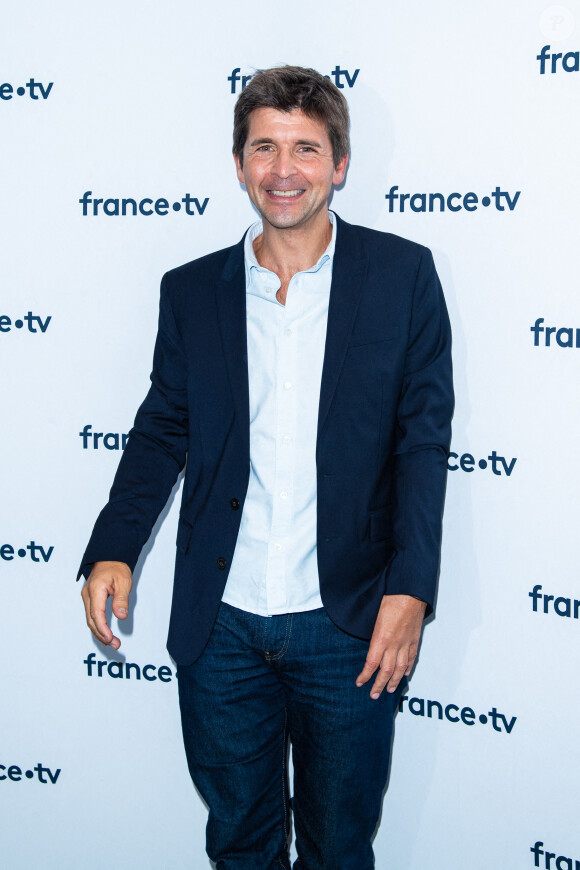 Thomas Sotto lors du photocall dans le cadre de la conférence de presse de France Télévisions au Pavillon Gabriel à Paris, France, le 24 août 2021. © Pierre Perusseau/Bestimage