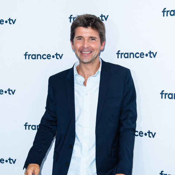 Thomas Sotto lors du photocall dans le cadre de la conférence de presse de France Télévisions au Pavillon Gabriel à Paris, France, le 24 août 2021. © Pierre Perusseau/Bestimage