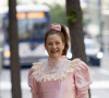 Drew Barrymore lors du tournage d'un projet inconnu à New York City, New York, Etats-Unis, le 25 août 2021. Drew Barrymore porte un appareil dentaire et une robe de "princesse" rose... 