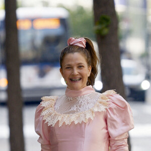Drew Barrymore lors du tournage d'un projet inconnu à New York City, New York, Etats-Unis, le 25 août 2021. Drew Barrymore porte un appareil dentaire et une robe de "princesse" rose... 