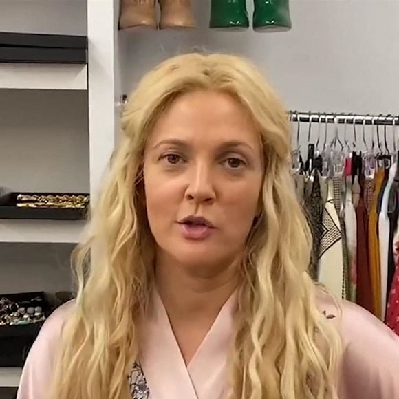 Le Drew Barrymore Show, Drew partage sa transformation en "Lucy" le personnage attachant de du sketch "50 First Dates" avec Adam Sandler. 